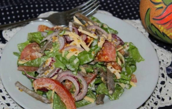 Salade de langue aux oignons marinés