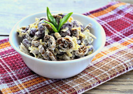 Salade de haricots, fromage et croûtons