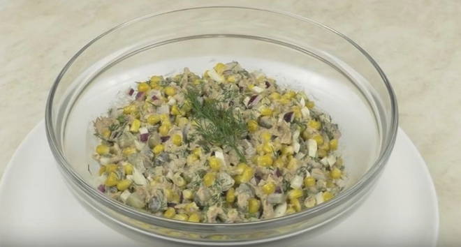 Salad with tuna, cucumber and corn