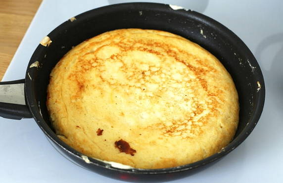 Casserole de fromage cottage avec flocons d'avoine dans une casserole