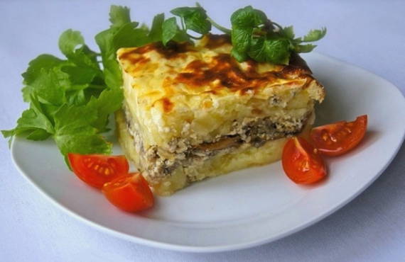 Casserole de pommes de terre avec de la viande au four