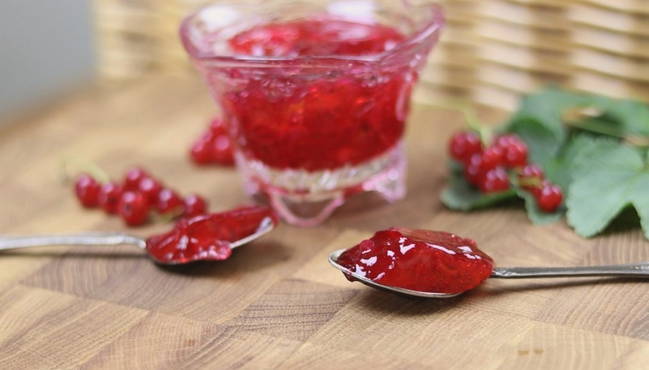 Red currant jelly in 20 minutes