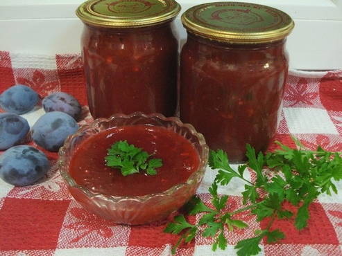 Ketchup aux prunes à l'ail pour l'hiver