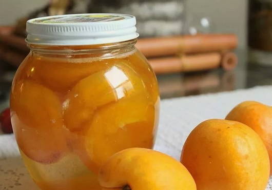 Apricot jam in the oven