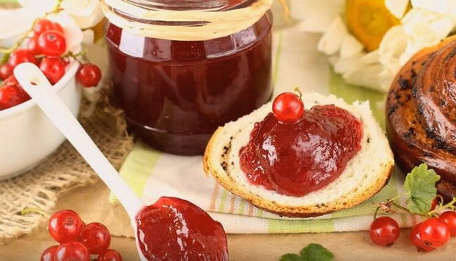 Red currant jelly with gelling sugar