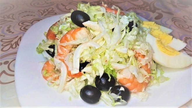 Peking cabbage and seafood salad