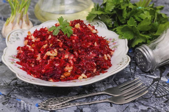 Beetroot salad with nuts