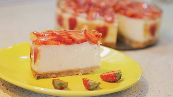 Cheesecake with mascarpone and strawberries