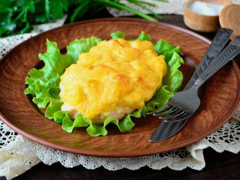 Chicken chops with pineapple and cheese