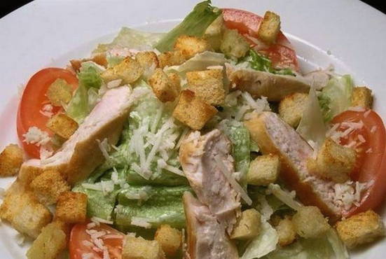 Salade de poulet fumé avec croûtons