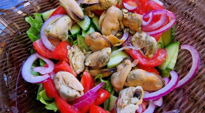 Salad with mussels and vegetables