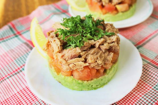 Salade étagée au thon et à l'avocat