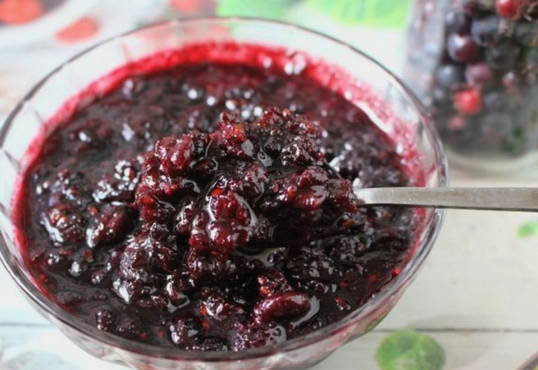 Confiture d'irgi pour l'hiver