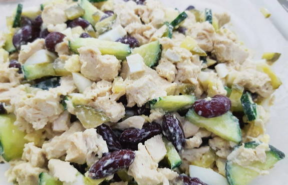 Salade de haricots, poulet, cornichons