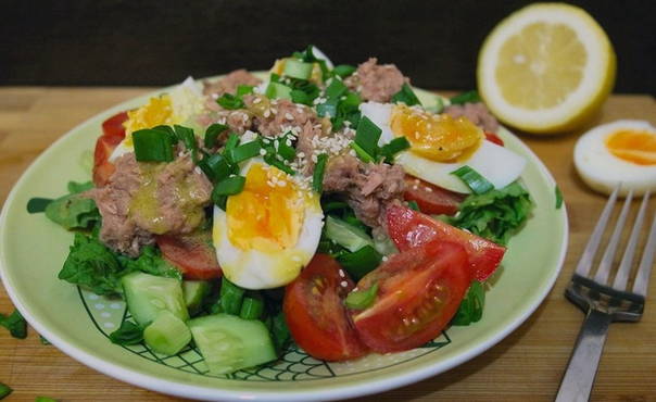 Salade de thon, concombre et tomate