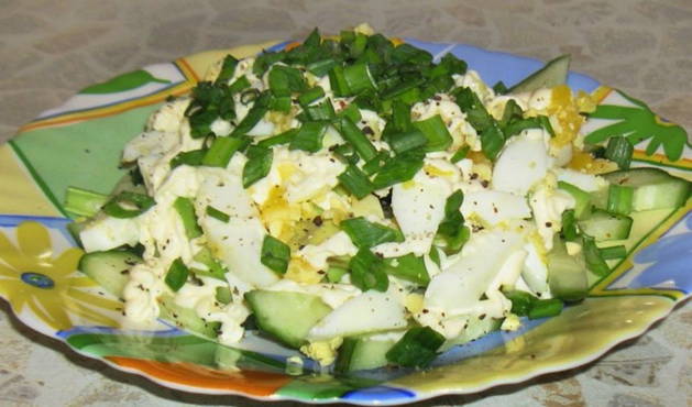 Salade d'avocat, de concombre et d'oeufs