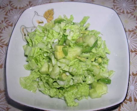 Salade d'avocat et de chou chinois