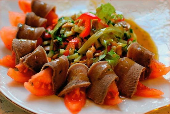 Salade avec langue, champignons et poivron