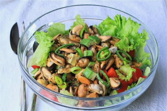 Salad with mussels in brine