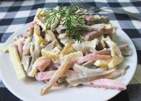 Salade de crêpes au jambon et aux œufs