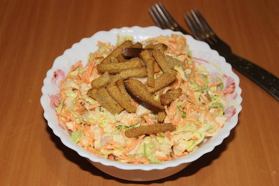 Salade de chou chinois, poulet fumé et croûtons