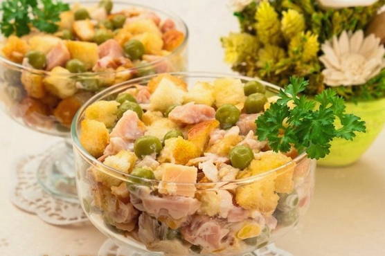 Salade de croûtons et petits pois