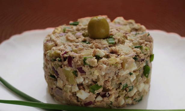 Salad with cod liver and peas