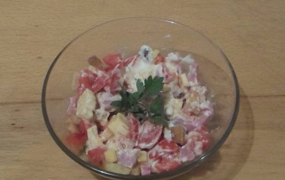 Salad with croutons and ham