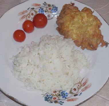 Côtelettes de porc aux oignons dans une poêle