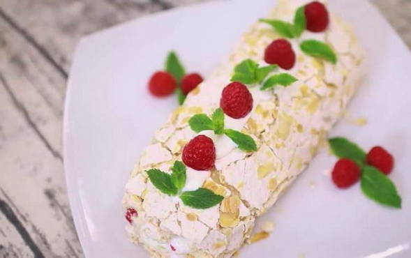 Meringue roll with nuts