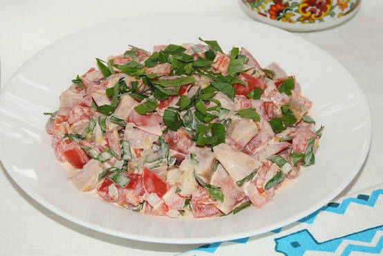 Salade de poulet fumé et tomates