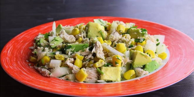 Salade d'avocat, poulet et maïs