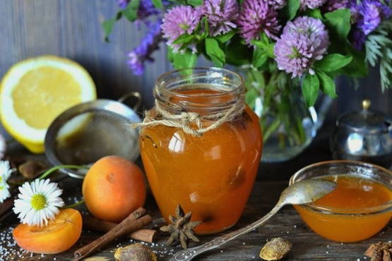 Apricot jam with lemon