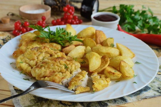 Côtelettes de porc dans une poêle dans la farine