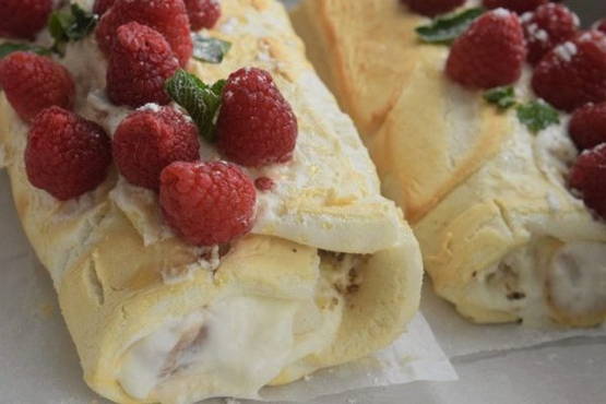 Meringue roll with banana