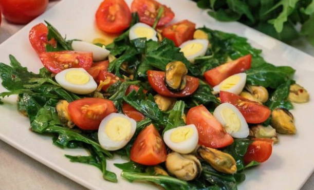 Mussel and tomato salad