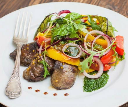 Salade tiède au foie