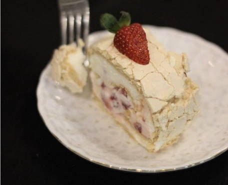 Meringue roll with berries