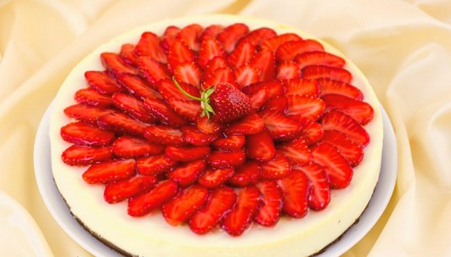 New York cheesecake with strawberries