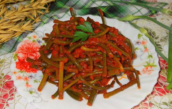 Arrows of garlic with tomato paste