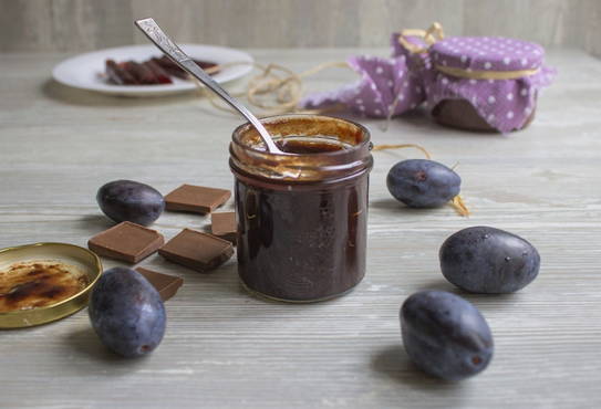 Plum jam with cocoa