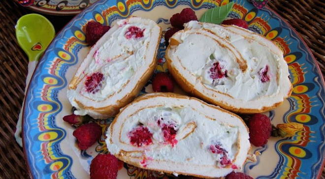 Merengue roll with pistachios