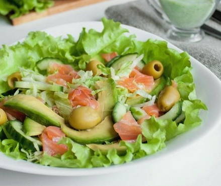 Salade d'avocat et poisson rouge