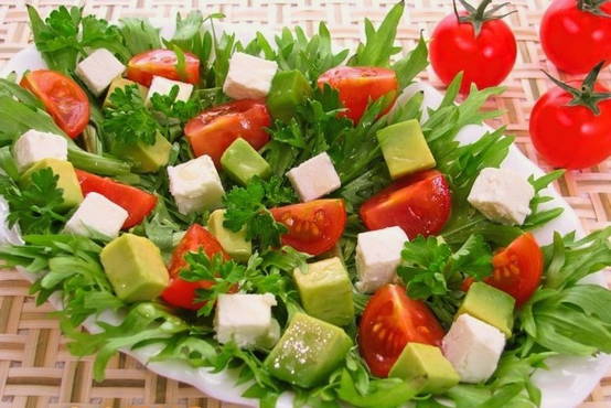 Salade d'avocat avec fromage feta et tomates cerises