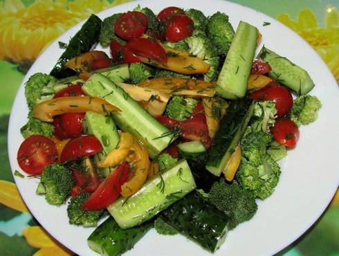 Salade de brocoli, tomates et concombres