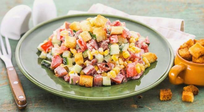 Salads with croutons and sausage