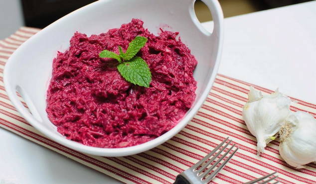 Beetroot salad with garlic