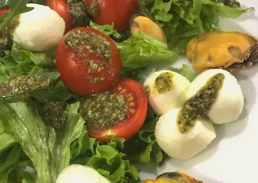 Salad with mussels and arugula