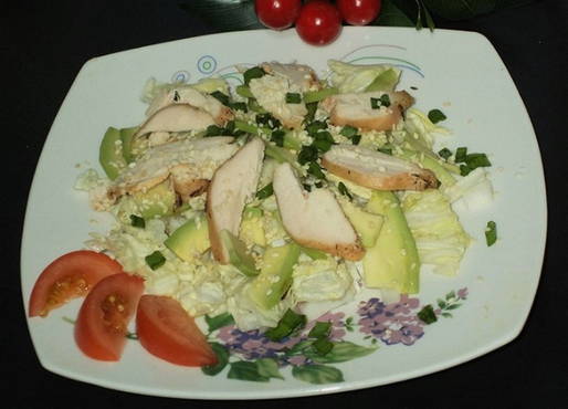 Salade d'avocat, chou chinois et poulet