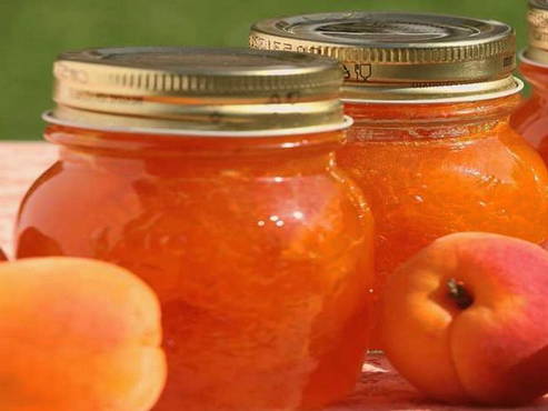 Confiture d'abricots dans une machine à pain